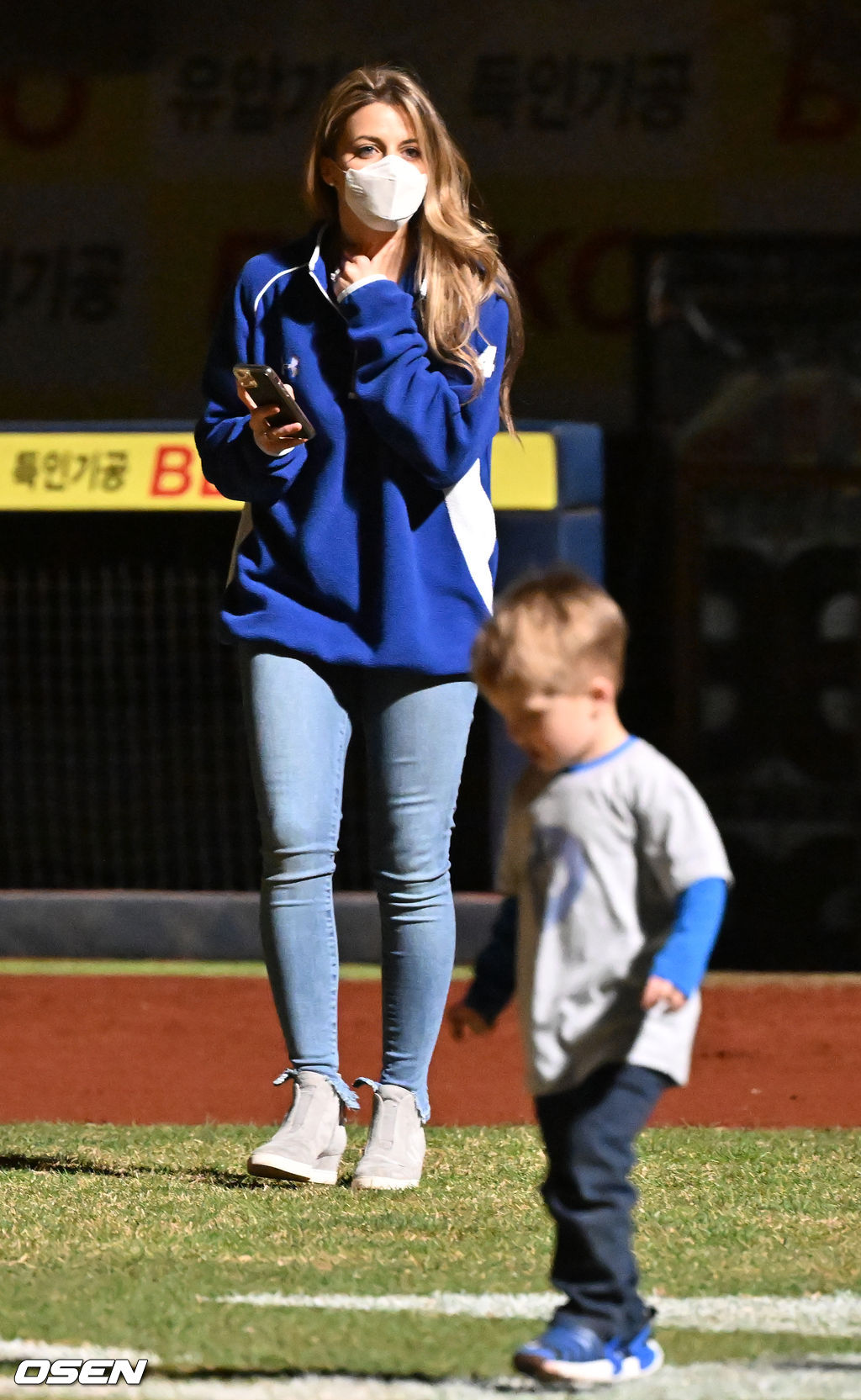 경기를 마치고 2G 연속 QS에도 2패를 떠안은 삼성 에이스 뷰캐넌이 불 꺼진 그라운드 위에서 최근 예능에 함께 출연했던 가족들을 만나 잠시 즐거운 시간을 보내고 있다. 2022.04.08 /rumi@osen.co.kr