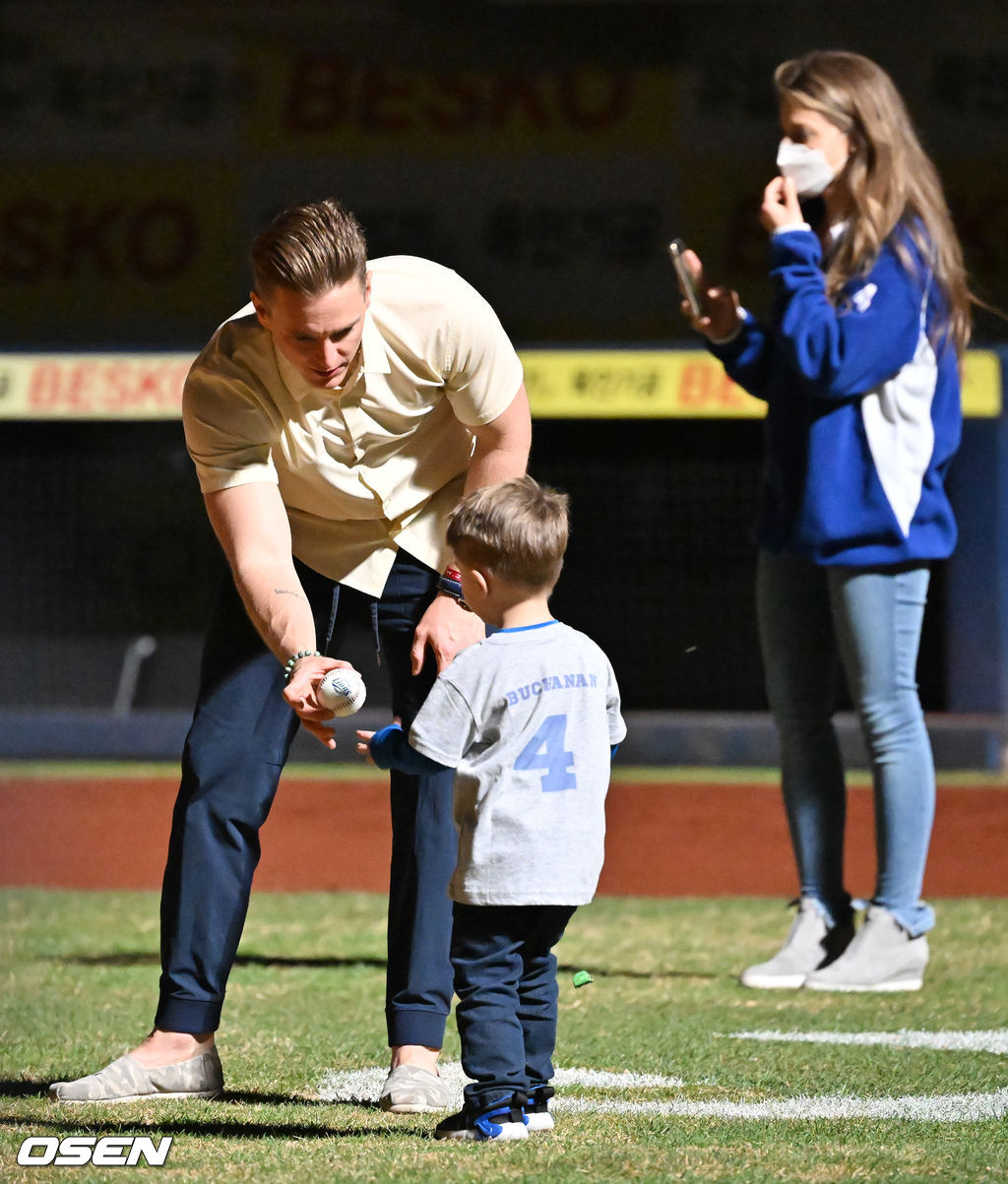 경기를 마치고 2G 연속 QS에도 2패를 떠안은 삼성 에이스 뷰캐넌이 불 꺼진 그라운드 위에서 최근 예능에 함께 출연했던 가족들을 만나 잠시 즐거운 시간을 보내고 있다. 2022.04.08 /rumi@osen.co.kr