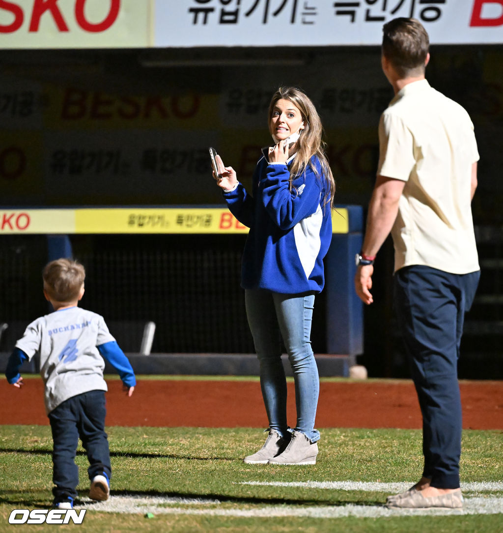 경기를 마치고 2G 연속 QS에도 2패를 떠안은 삼성 에이스 뷰캐넌이 불 꺼진 그라운드 위에서 최근 예능에 함께 출연했던 가족들을 만나 잠시 즐거운 시간을 보내고 있다. 2022.04.08 /rumi@osen.co.kr