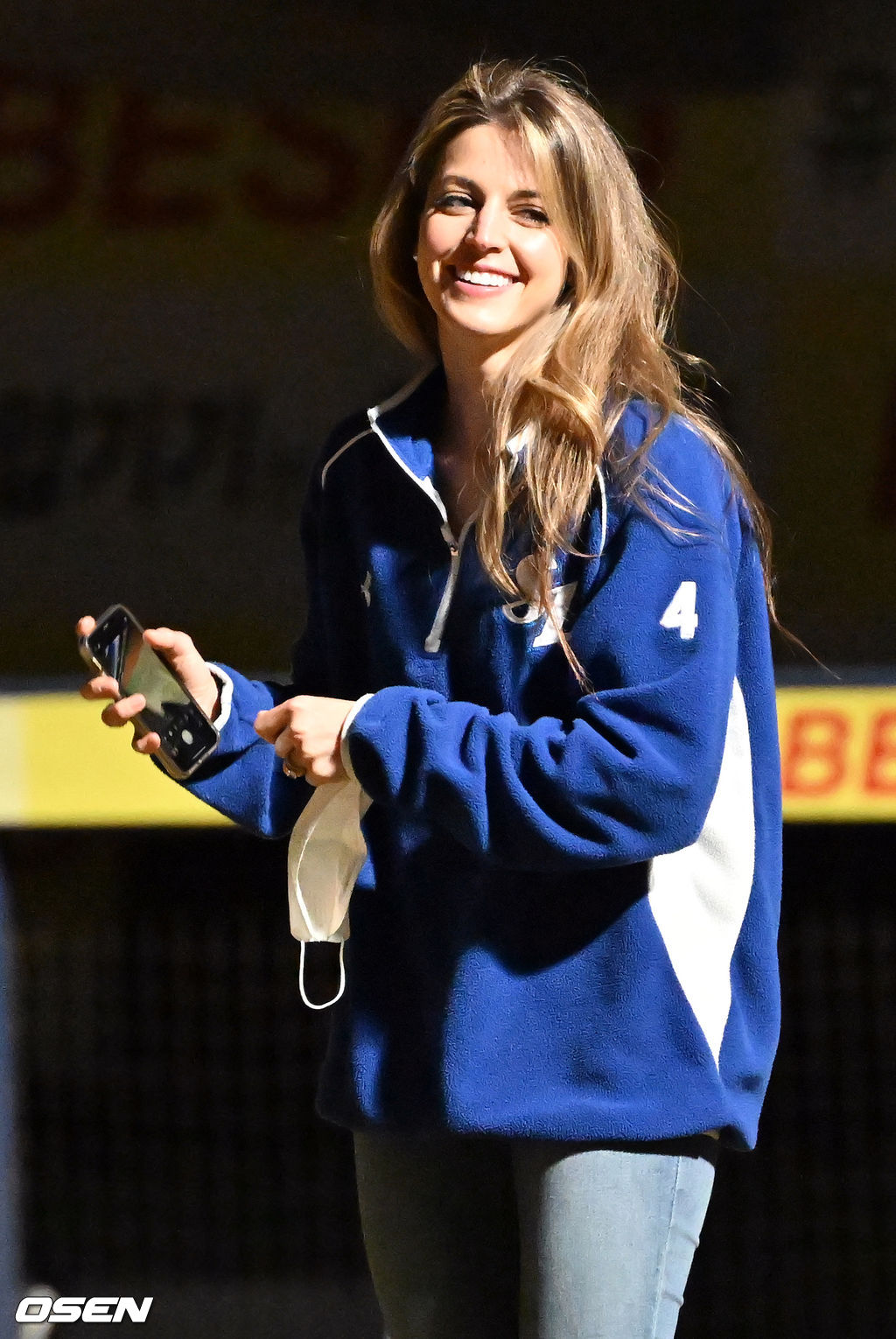 경기를 마치고 2G 연속 QS에도 2패를 떠안은 삼성 에이스 뷰캐넌이 불 꺼진 그라운드 위에서 최근 예능에 함께 출연했던 가족들을 만나 잠시 즐거운 시간을 보냈다. 뷰캐넌의 미모의 아내 애슐리가 핸드폰 셀카를 찍은 후 미소짓고 있다.  2022.04.08 /rumi@osen.co.kr