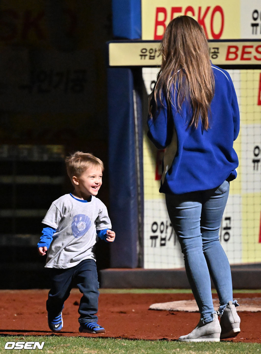 경기를 마치고 2G 연속 QS에도 2패를 떠안은 삼성 에이스 뷰캐넌이 불 꺼진 그라운드 위에서 최근 예능에 함께 출연했던 가족들을 만나 잠시 즐거운 시간을 보내고 있다. 2022.04.08 /rumi@osen.co.kr
