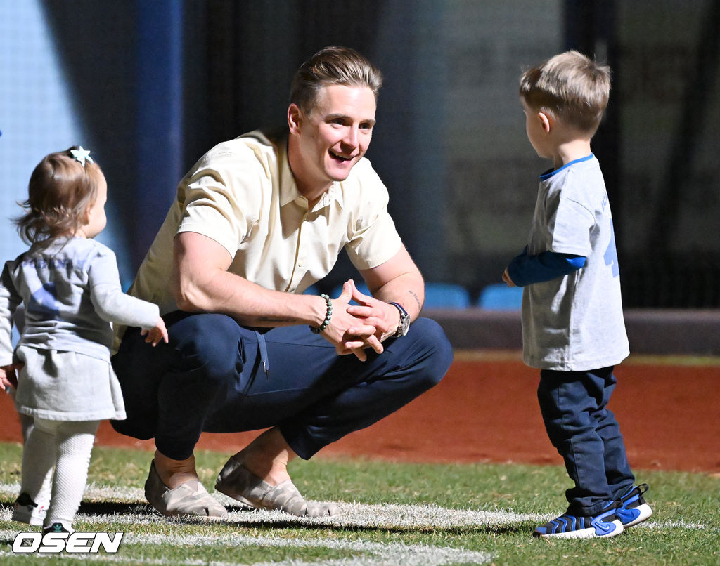 경기를 마치고 2G 연속 QS에도 2패를 떠안은 삼성 에이스 뷰캐넌이 불 꺼진 그라운드 위에서 최근 예능에 함께 출연했던 가족들을 만나 잠시 즐거운 시간을 보내고 있다. 2022.04.08 /rumi@osen.co.kr