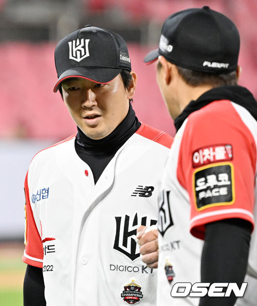 7회초를 마친 KT 하준호가 덕아웃으로 들어오며 동료들과 하이파이브를 하고 있다. 2022.04.07