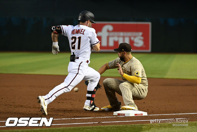[사진] 9일 애리조나전에서 1루수 호스머가 에이브람스의 송구를 잡아내고 있다. ⓒGettyimages(무단전재 및 재배포 금지)