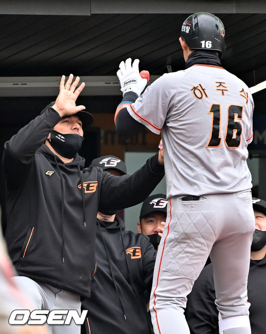 4회초 1사 한화 하주석이 선취 솔로 홈런을 날린 후 덕아웃에서 수베로 감독과 하이파이브를 하고 있다. 2022.03.25 /rumi@osen.co.kr