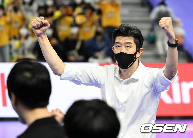 KB 후인정 감독이 3세트를 따내며 기뻐하고 있다. 2022.04.09 /jpnews@osen.co.kr