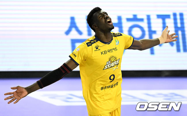 2세트 KB 케이타가 득점에 기뻐하고 있다. 2022.04.09 /jpnews@osen.co.kr