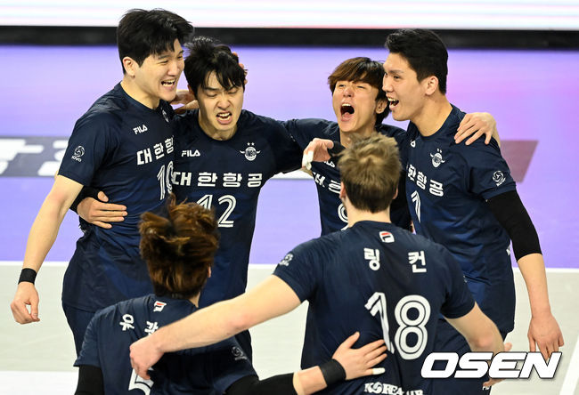 2세트 대한항공 선수들이 득점에 기뻐하고 있다. 2022.04.09 /jpnews@osen.co.kr