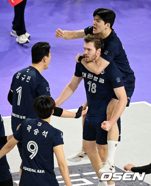 1세트 대한항공 링컨이 서브 에이스에 동료선수들과 기뻐하고 있다. 2022.04.09 /jpnews@osen.co.kr