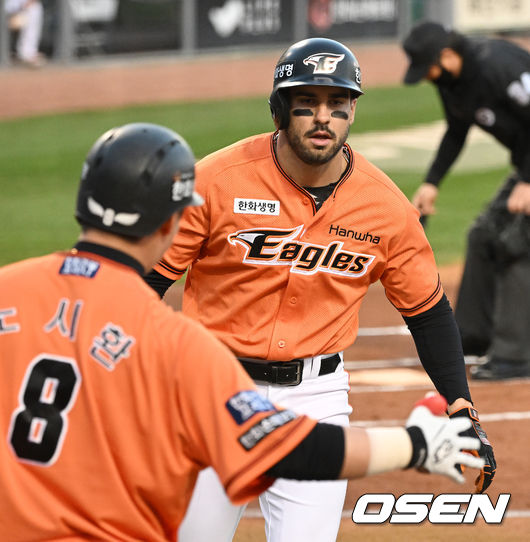 한화 터크먼이 노시환과 기뻐하고 있다. /OSEN DB