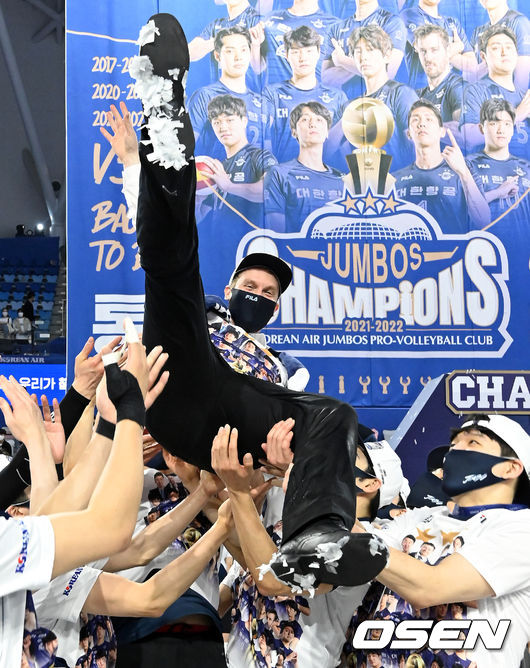 대한항공 틸리카이넨 감독이 헹가래를 받으며 기뻐하고 있다. 2022.04.09 /jpnews@osen.co.kr