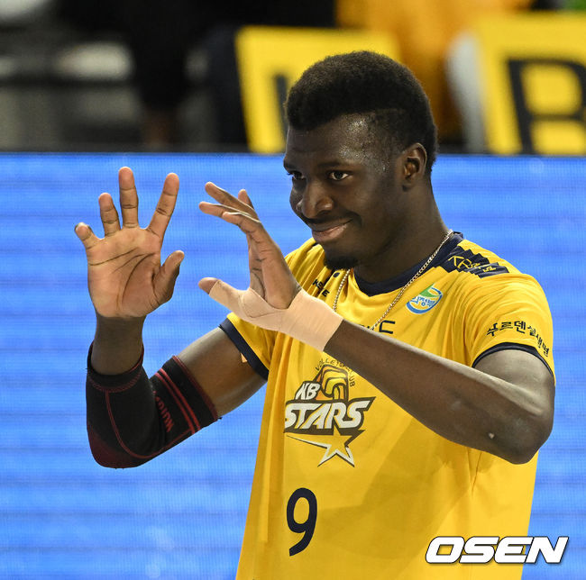 2세트 KB 케이타가 동료선수와 이야기를 나누고 있다. 2022.04.09 /jpnews@osen.co.kr