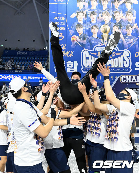 대한항공 틸리카이넨 감독이 헹가래를 받으며 기뻐하고 있다. 2022.04.09 /jpnews@osen.co.kr