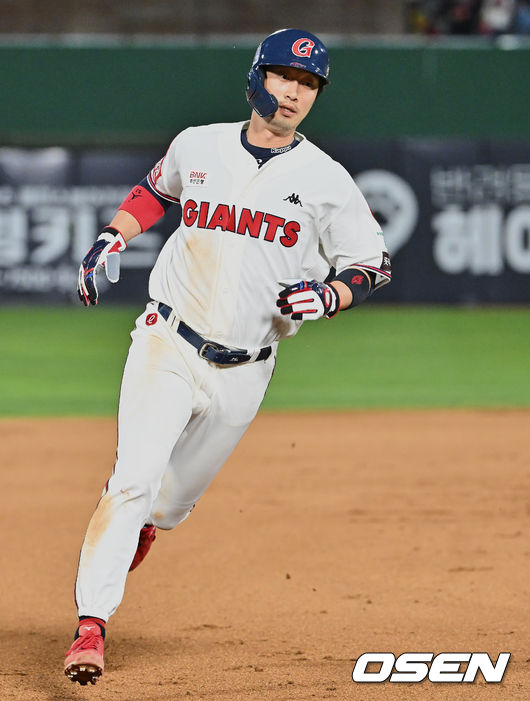 롯데 자이언츠 이학주가 6회말 우익수 넘기는 2루타를 치고 진루하고 있다. 2022.04.09 / foto0307@osen.co.kr