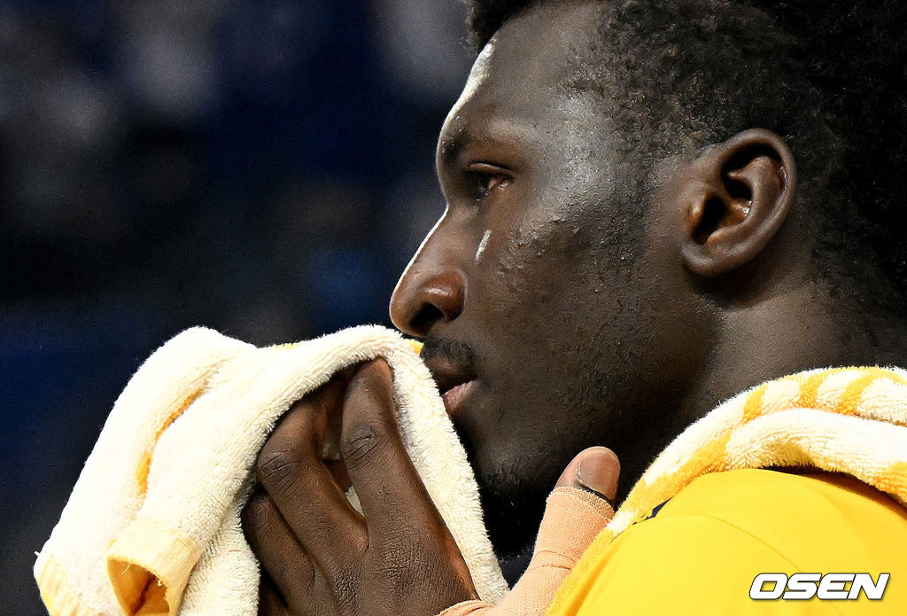 KB 케이타가 우승을 놓치며 아쉬워하고 있다. 2022.04.09 /jpnews@osen.co.kr