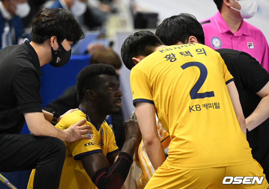 2세트를 앞두고 KB 케이타가 황택의와 이야기를 나누고 있다. 2022.04.09 /jpnews@osen.co.kr