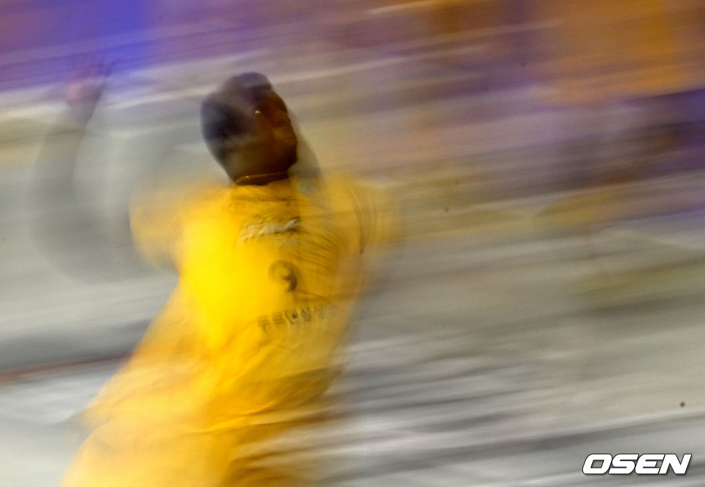 KB 케이타가 강타를 날리고 있다. 2022.04.09 /jpnews@osen.co.kr