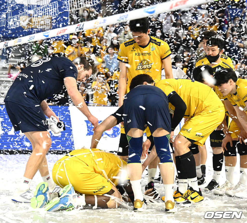 대한항공 링컨과 한선수가 KB 케이타를 위로하고 있다. 2022.04.09 /jpnews@osen.co.kr