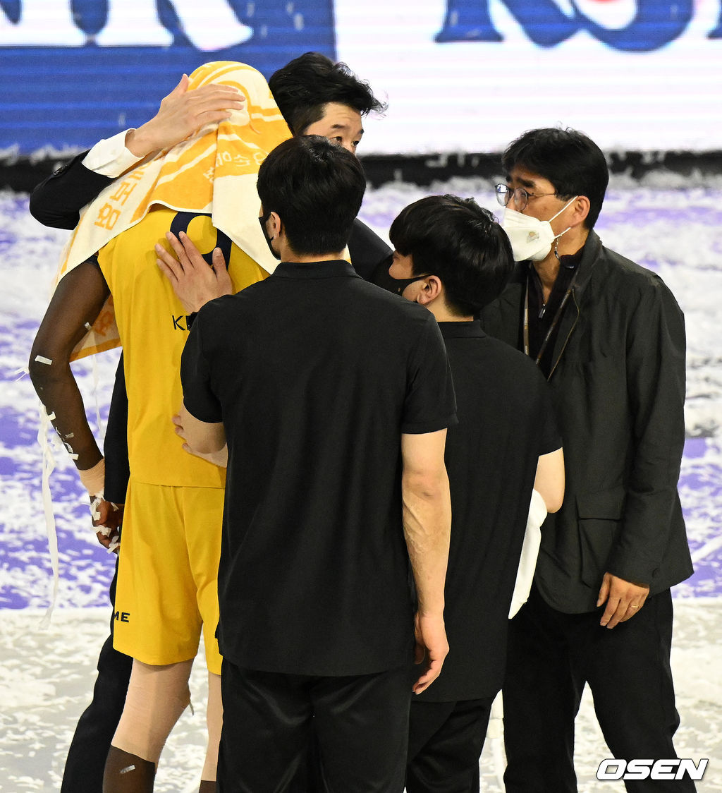 KB 후인정 감독이 케이타를 위로하고 있다. 2022.04.09 /jpnews@osen.co.kr