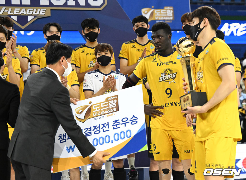 KB 케이타를 비롯한 선수들이 준우승 시상식을 하고 있다. 2022.04.09 /jpnews@osen.co.kr