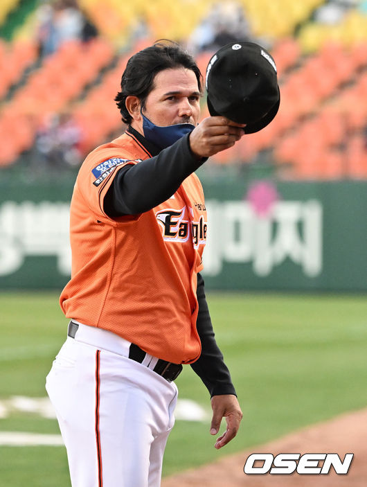 한화 수베로 감독이 팬들에 인사를 하고 있다. 2022.04.08 /jpnews@osen.co.kr