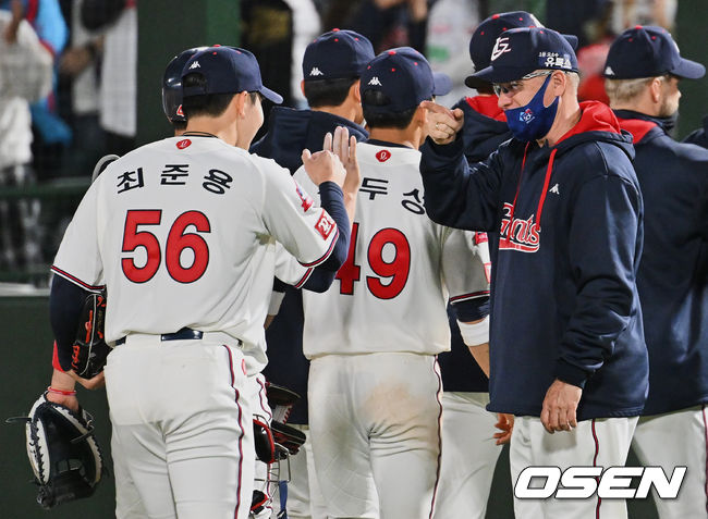 롯데 자이언츠 래리 서튼 감독이 두산 베어스를 5-4로 이긴 후 최준용과 기쁨을 나누고 있다.  2022.04.09 / foto0307@osen.co.kr