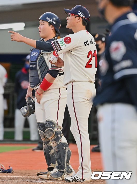 롯데 자이언츠 박세웅과 정보근이 5회초 강진성의 중전 안타때 홈에서 아웃판정이 난 두산 베어스 페르난데스의 비디오 판독 영상을 보고 있다. 결과는 세이프로 판정됐다. 2022.04.09 / foto0307@osen.co.kr