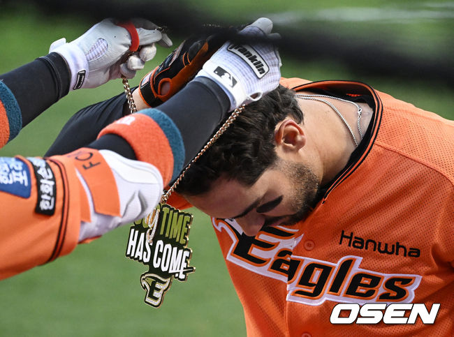 1회말 2사에서 한화 터크먼이 선제 솔로포를 날리고 하주석에게 목걸이를 건네 받고 있다. 2022.04.08 /jpnews@osen.co.kr