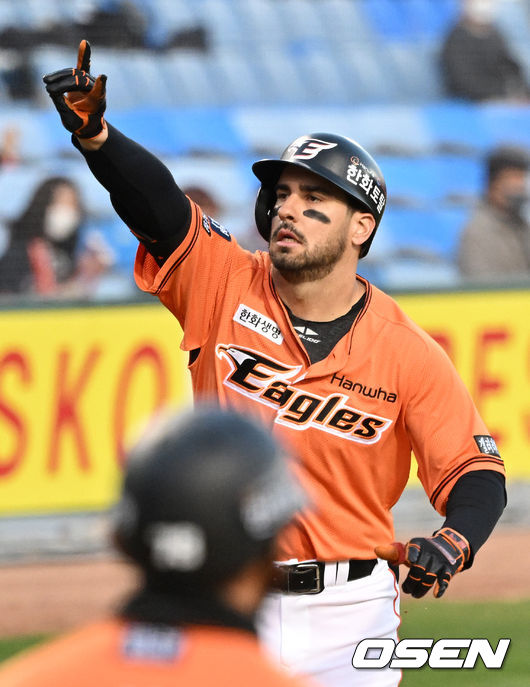 1회말 2사에서 한화 터크먼이 선제 솔로포를 날리며 세리머니를 하고 있다. 2022.04.08 /jpnews@osen.co.kr