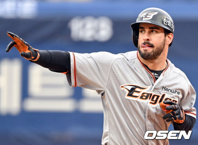 한화 터크먼이 적시타를 날린 뒤 세리머니를 하고 있다. 2022.03.18 /OSEN DB