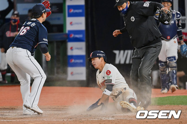 두산 베어스 윤명준이 8회말 이학주의 볼넷때 폭투를 던졌으나 홈으로 뛰어 들던 장두성을 태그 아웃시키고 있다.  2022.04.09 / foto0307@osen.co.kr