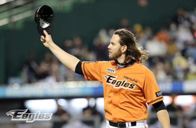 한화 닉 킹험이 대전 홈 관중들의 기립 박수에 모자 벗어 화답하고 있다. /한화 이글스 제공