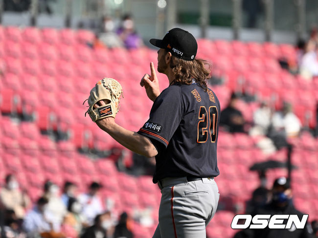 6회말 수비를 마친 한화 킹험이 더그아웃으로 향하고 있다. 2022.04.03 /jpnews@osen.co.kr