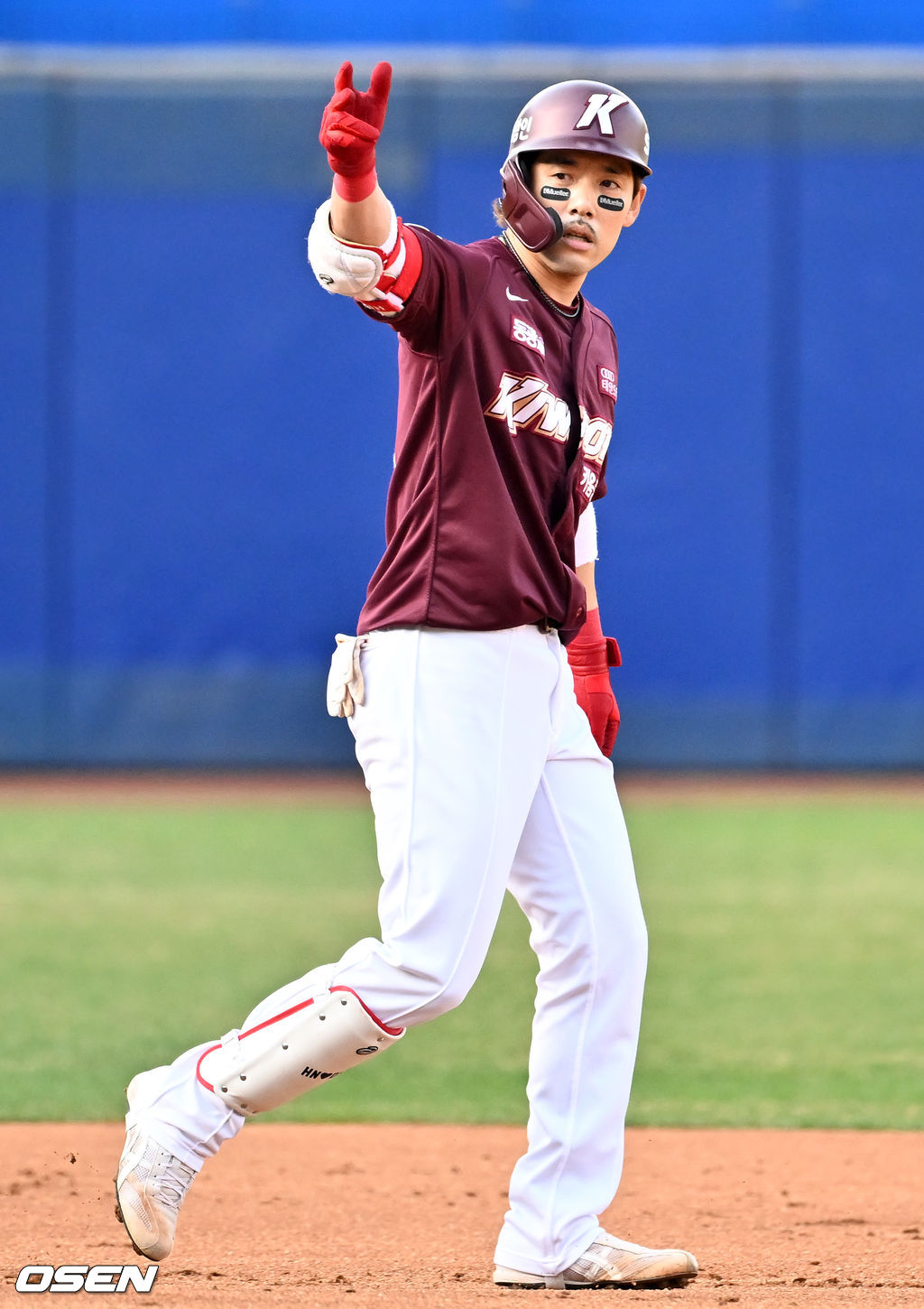 1회초 키움 선두타자 이용규가 우익수 오른쪽 2루타를 날린 후 2루에서 기뻐하고 있다. 2022.04.09 /rumi@osen.co.kr