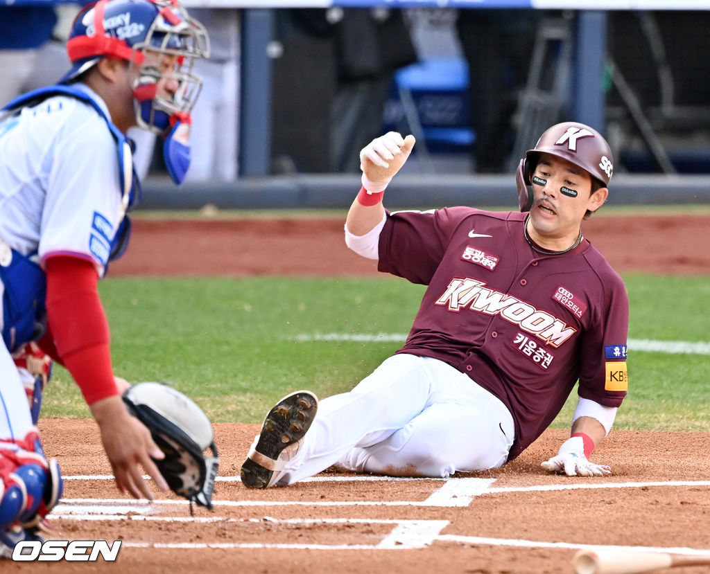 1회초 무사 주자 2루 키움 김혜성의 우중간 1타점 적시타때 이용규가 홈으로 몸을 날려 세이프 되고 있다. 2022.04.09 /rumi@osen.co.kr
