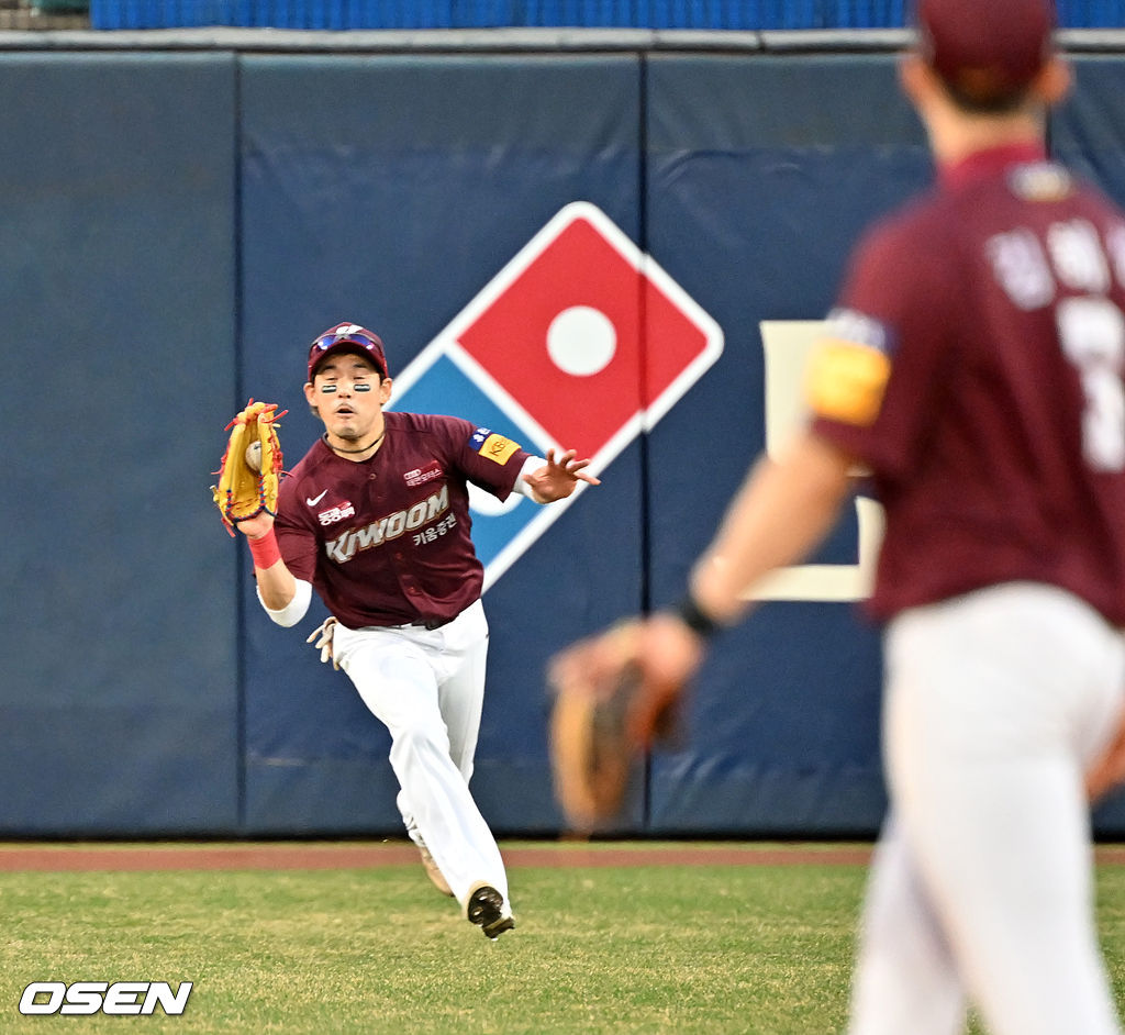 6회말 2사 주자 1루 삼성 강민호의 타구를 키움 좌익수 이용규가 전력질주하며 잡아내고 있다. 2022.04.09 /rumi@osen.co.kr