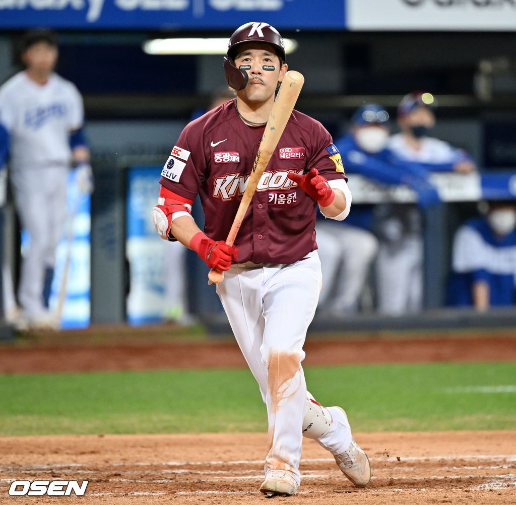 8회초 1사 키움 이용규가 삼성 이승현의 공을 계속 커트 해내고 있다. 결국 이용규는 19구 승부 끝에 볼넷을 얻어내며 출루했다. 2022.04.09 /rumi@osen.co.kr