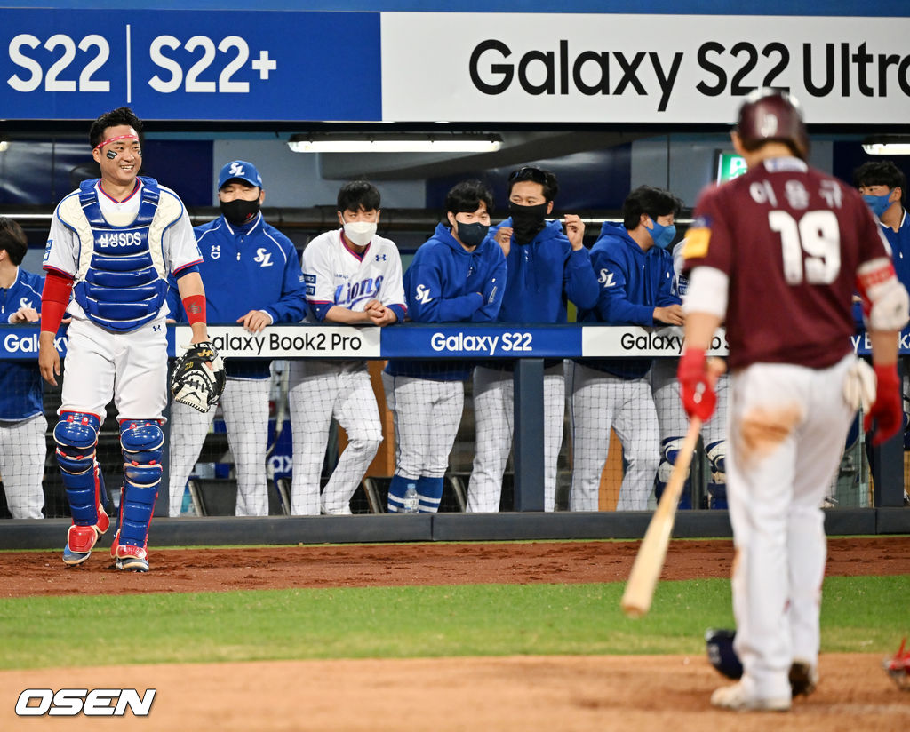 8회초 1사 키움 이용규가 삼성 이승현의 공을 계속 커트 해내며 뜬 공이 나오자 달려갔던 삼성 김태군이 허탈한 미소를 짓고 있다. 결국 이용규는 19구 승부 끝에 볼넷을 얻어내며 출루했다. 2022.04.09 /rumi@osen.co.kr