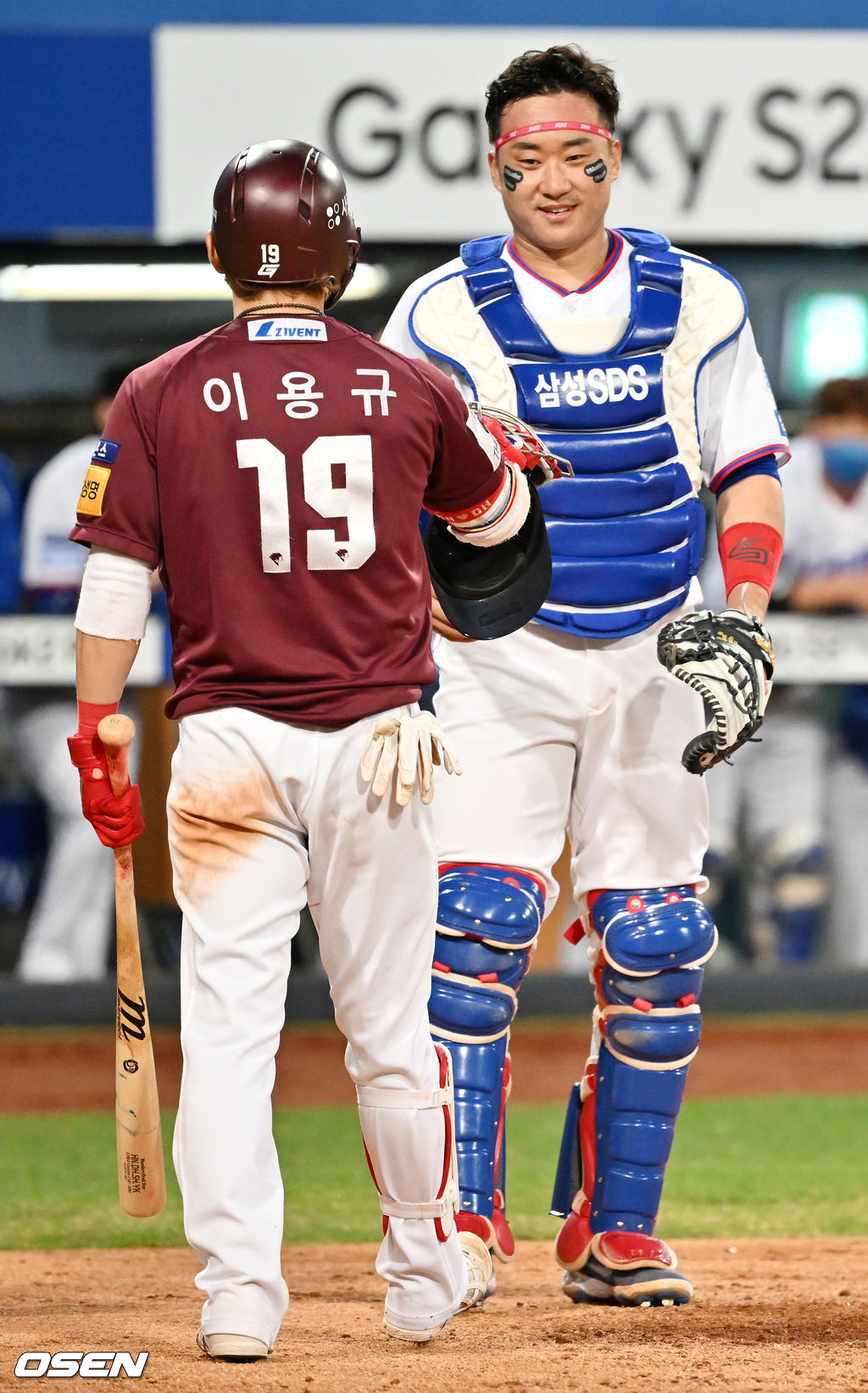 8회초 1사 키움 이용규가 삼성 이승현의 공을 계속 커트 해내며 뜬 공이 나오자 달려갔던 삼성 김태군이 이용규에게 포스 마스크를 받고 있다. 결국 이용규는 19구 승부 끝에 볼넷을 얻어내며 출루했다. 2022.04.09 /rumi@osen.co.kr