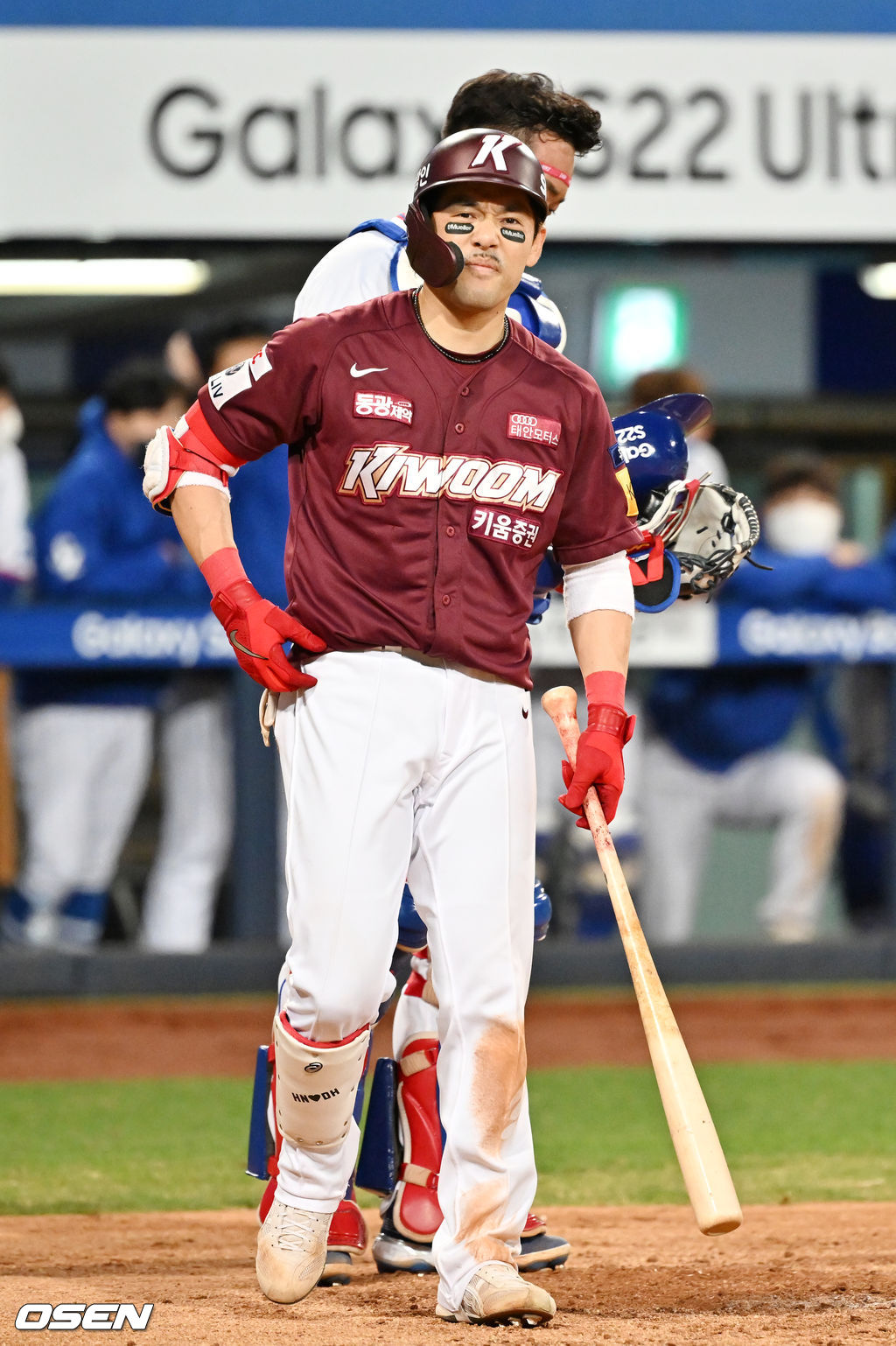 8회초 1사 키움 이용규가 삼성 이승현의 공을 계속 커트 해내며 얼굴을 찡그리고 있다. 결국 이용규는 19구 승부 끝에 볼넷을 얻어내며 출루했다. 2022.04.09 /rumi@osen.co.kr