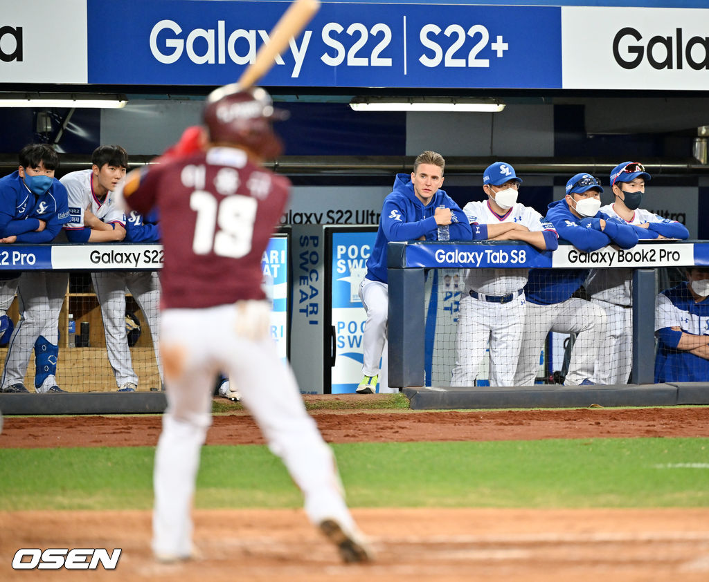 9일 오후 대구 삼성 라이온즈 파크에서 ’2022 신한은행 SOL KBO리그’ 삼성 라이온즈와 키움 히어로즈의 경기가 열렸다.8회초 1사 키움 이용규가 삼성 이승현의 공을 계속 커트 해내고 있다. 결국 이용규는 19구 승부 끝에 볼넷을 얻어내며 출루했다. 삼성 선수들이 덕아웃에서 이용규의 커트 승부를 지켜보고 있다. 2022.04.09 /rumi@osen.co.kr