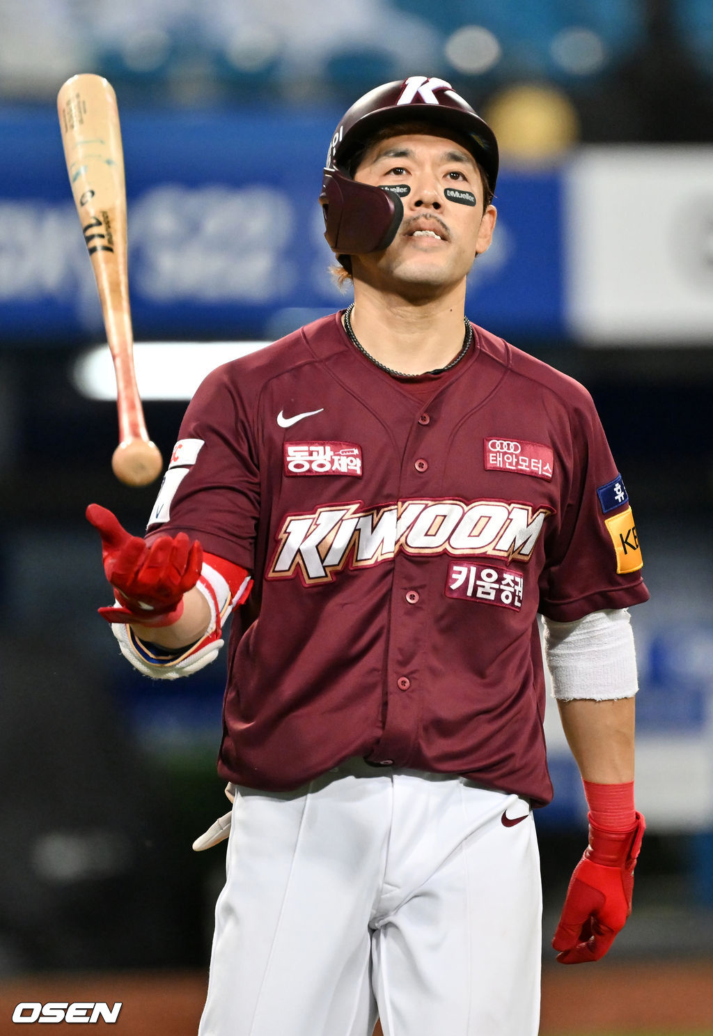 8회초 1사 키움 이용규가 삼성 이승현의 공을 계속 커트 해내고 있다. 결국 이용규는 19구 승부 끝에 볼넷을 얻어내며 출루했다. 2022.04.09 /rumi@osen.co.kr