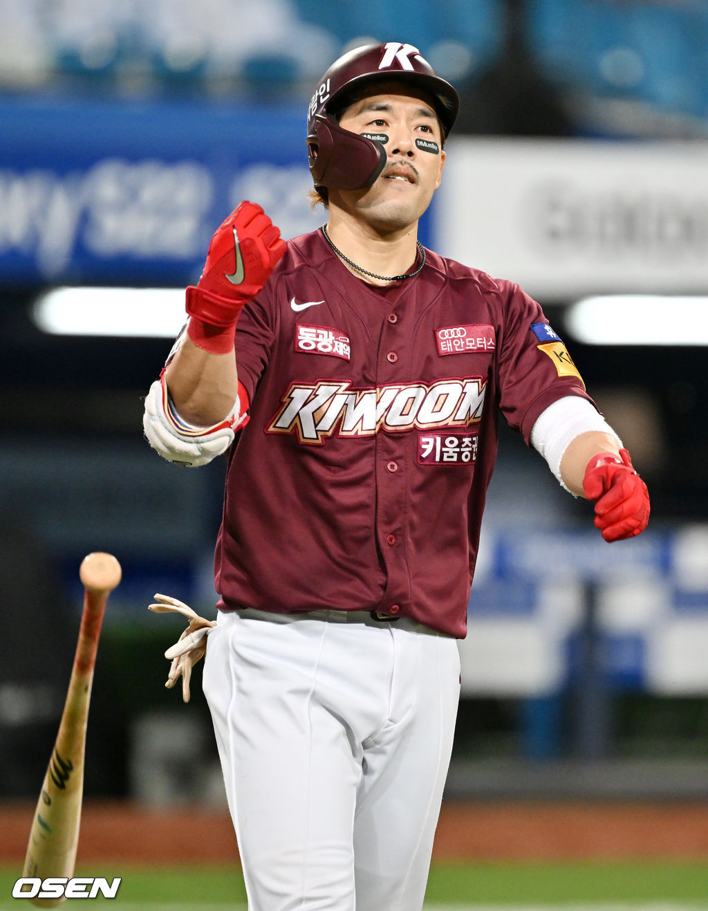 8회초 1사 키움 이용규가 삼성 이승현의 공을 계속 커트 해내며 배트를 던지고 있다. 결국 이용규는 19구 승부 끝에 볼넷을 얻어내며 출루했다. 2022.04.09 /rumi@osen.co.kr