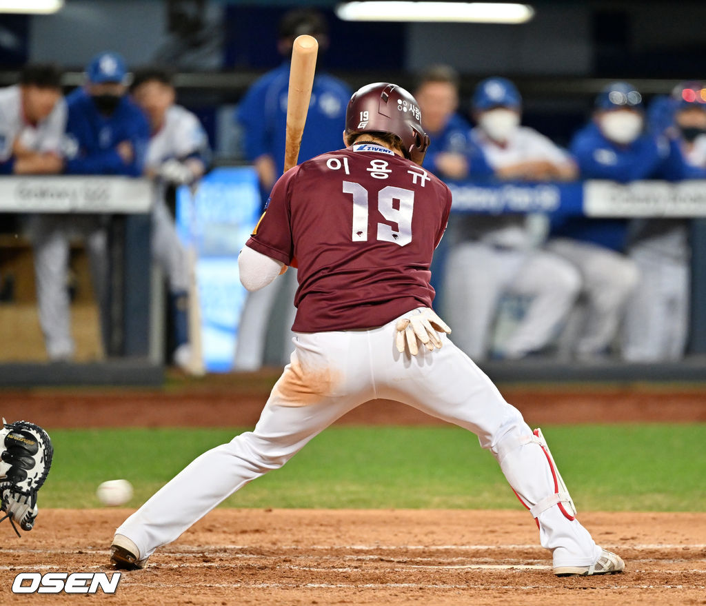 8회초 1사 키움 이용규가 삼성 이승현의 공을 계속 커트 해낸 후 마지막 19구째 볼을 지켜보고 있다. 결국 이용규는 19구 승부 끝에 볼넷을 얻어내며 출루했다. 2022.04.09 /rumi@osen.co.kr