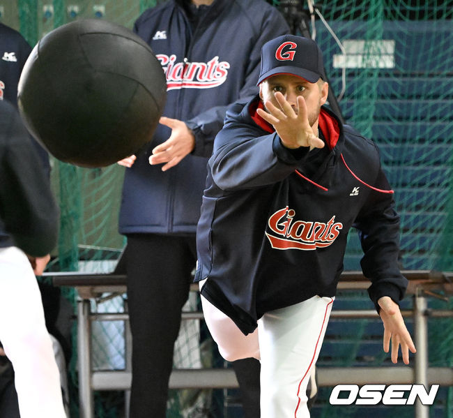 롯데 새 외국인투수 글렌 스파크맨이 메디신볼을 이용한 밸런스 훈련을 하고 있다. 2022.02.12 / dreamer@osen.co.kr
