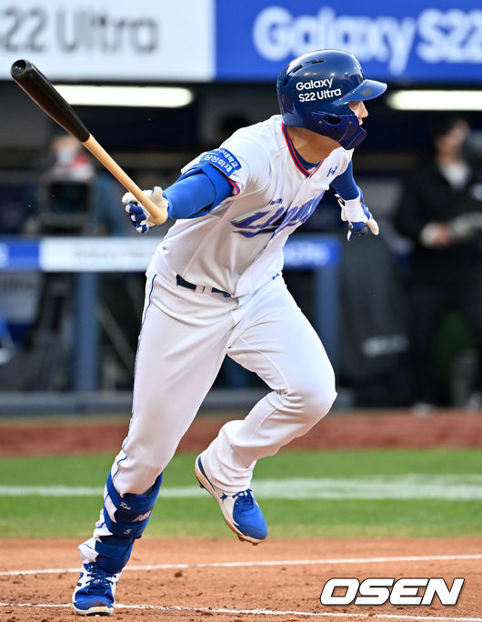 4회말 선두타자로 나온 삼성 구자욱이 중견수 플라이 타구를 때리며 달려나오고 있다. 2022.04.09 /rumi@osen.co.kr
