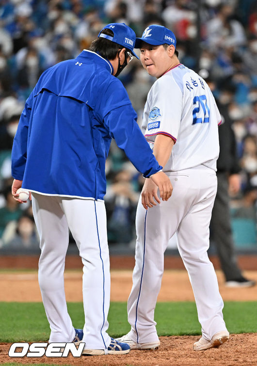 8회초 1사 키움 이용규와 19구 승부 끝에 볼넷을 내준 삼성 이승현이 교체되고 있다. 2022.04.09 /rumi@osen.co.kr