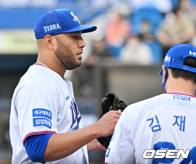 3회초를 마친 삼성 선발 수아레즈가 덕아웃으로 들어가며 동료들과 하이파이브를 하고 있다. 2022.04.09 /rumi@osen.co.kr