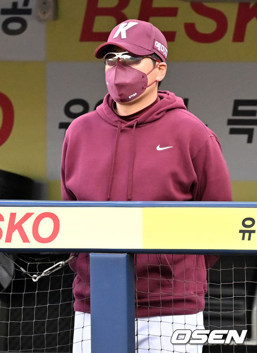 덕아웃에서 키움 홍원기 감독이 경기를 주시하고 있다. 2022.04.09 /rumi@osen.co.kr