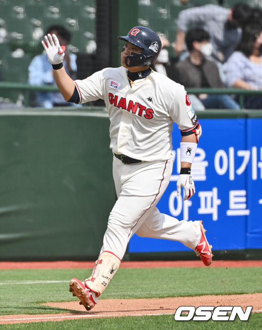 롯데 자이언츠 한동희가 2회말 2점 홈런을 치고 하이파이브를 하고 있다. 2022.04.10 / foto0307@osen.co.kr